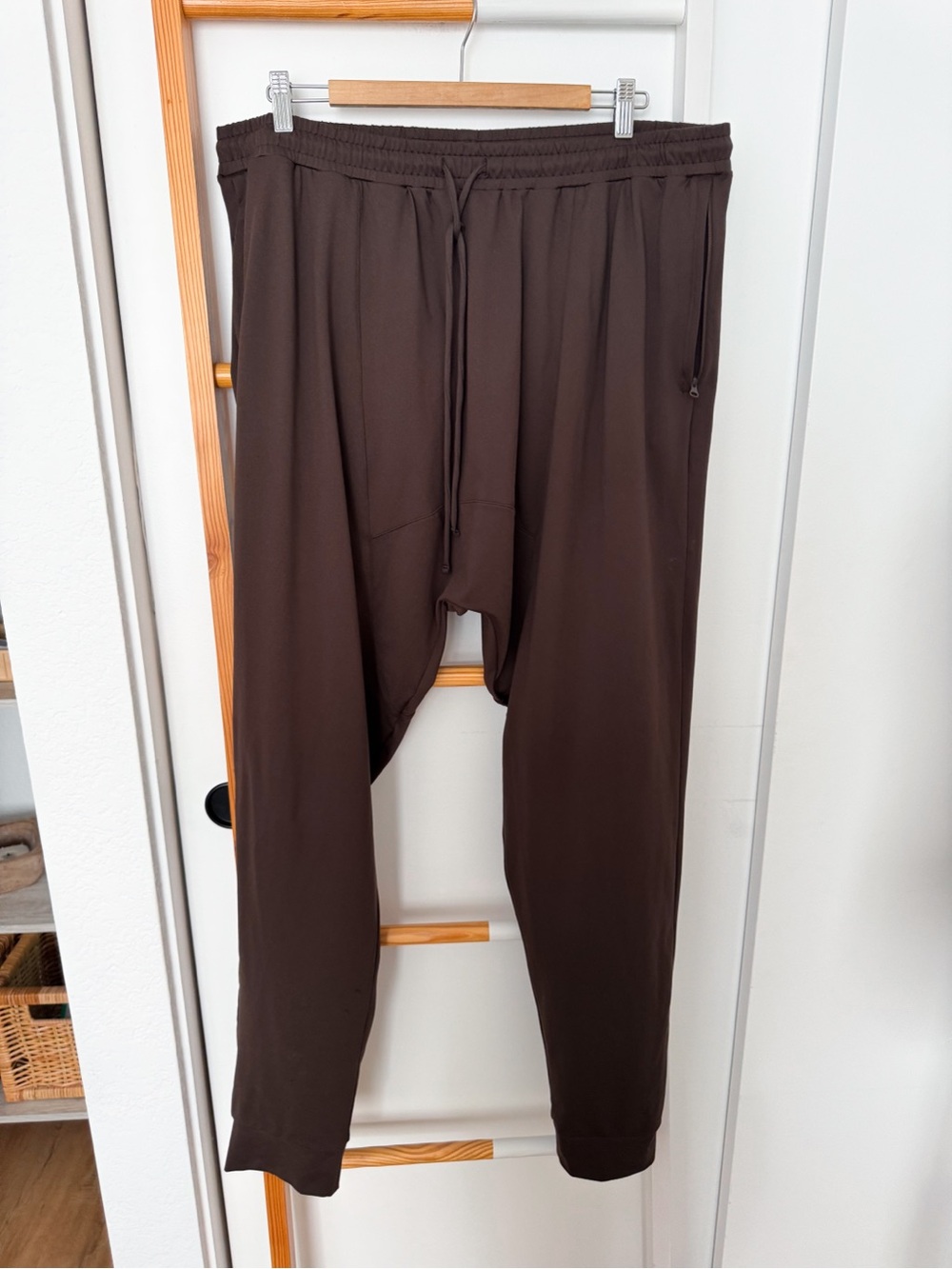 ALO Yoga Men’s Conquer Revitalize Pant Drop Crotch Brown Expresso Baggy - Picture 4 of 14